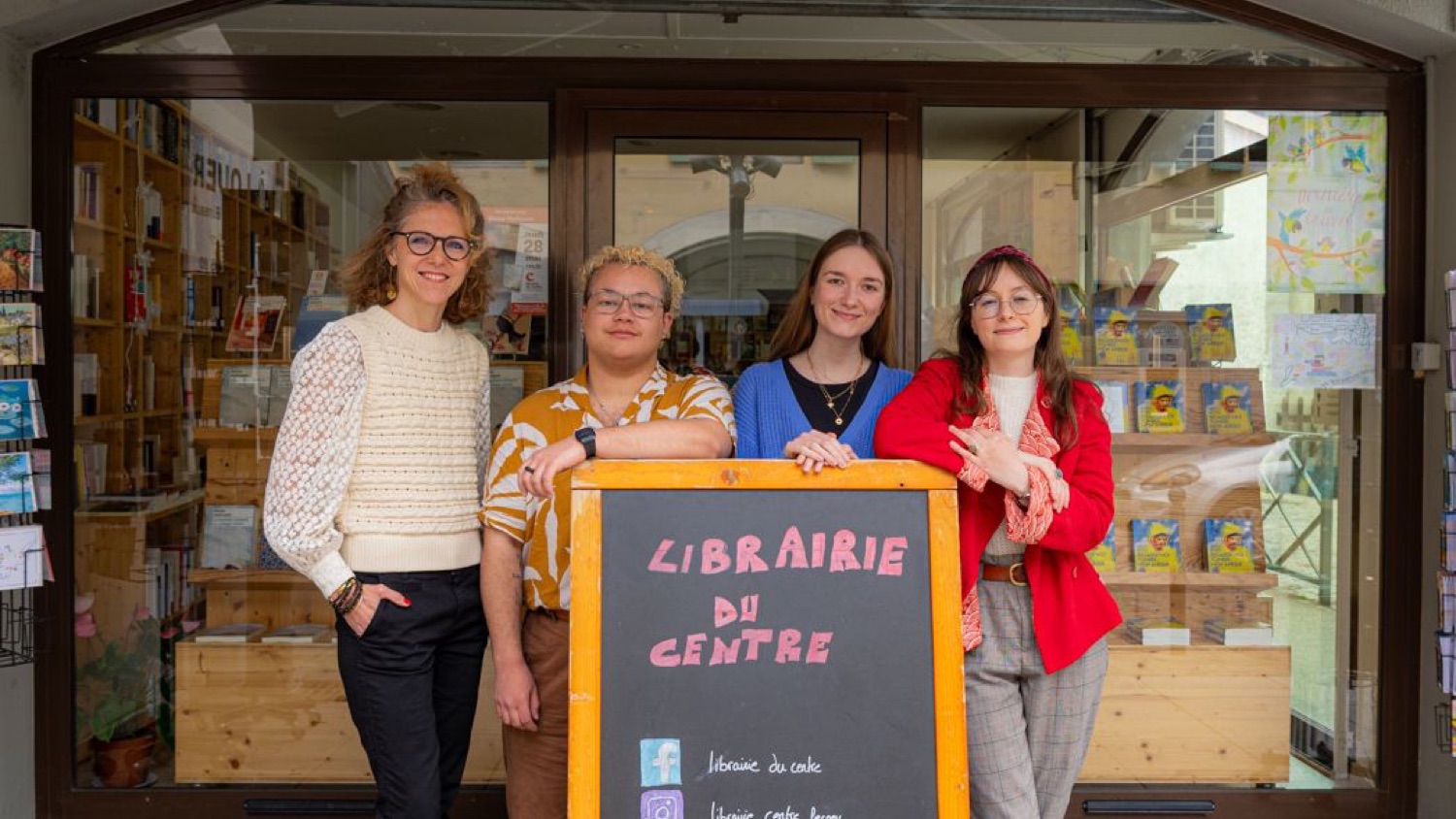 L’équipe de la Librairie du Centre devant la boutique, avec l’ardoise « Librairie du Centre »